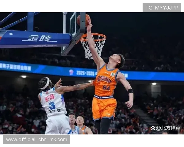 广东萨姆纳快攻连得6分,半场领先稳固 广东萨姆纳快攻连得6分,半场领先稳固