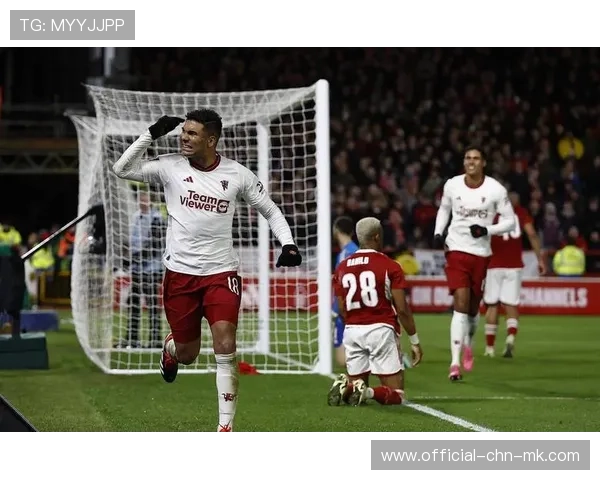 曼联与利物浦联合训练日:两队球员共享传球与冲刺技巧 曼联与利物浦联合训练日:两队球员共享传球与冲刺技巧