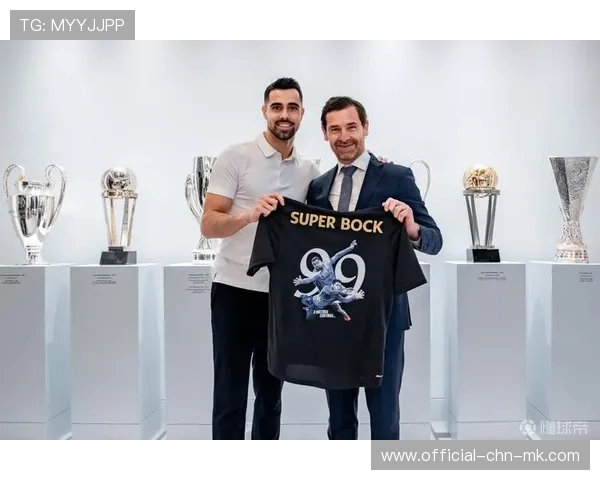 波尔图科斯塔大脚助攻制造单刀良机，完美演绎现代足球的力量与智慧